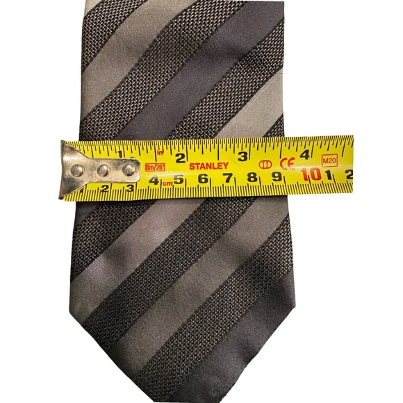 Gucci 100% Silk Tie Grey Diagonal Textured Striped Made in Italy Luxury Preppy - Picture 7 of 7